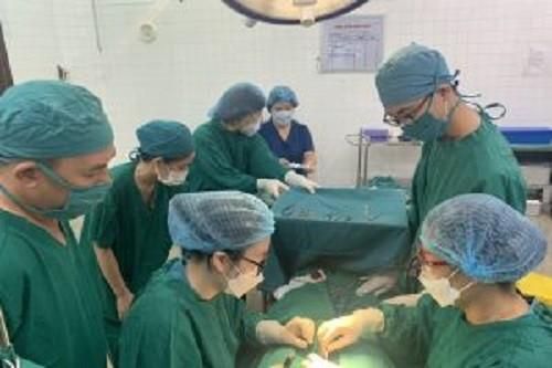 Cứu bé trai 15 tuổi bị hàng xóm đâm đứt mạch máu