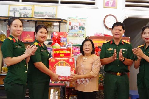 Thăm hỏi và tặng quà Nữ Anh hùng lực lượng vũ trang nhân dân ở Kiên Giang