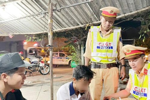 Bé trai 13 tuổi đi lạc xuyên tỉnh được CSGT đưa về nhà an toàn