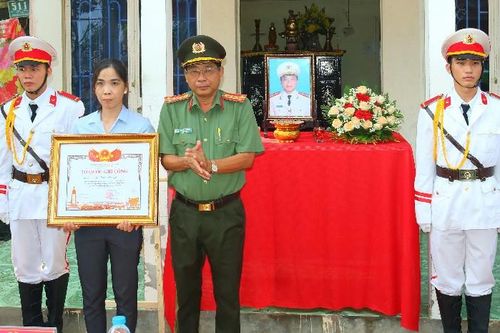 Trao Bằng Tổ quốc ghi công cho gia đình liệt sĩ hi sinh khi truy bắt tội phạm ở Đồng Tháp