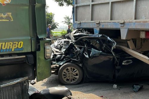 Tai nạn liên hoàn ở Hà Nội khiến ôtô con bẹp rúm dưới gầm xe tải, 1 người tử vong