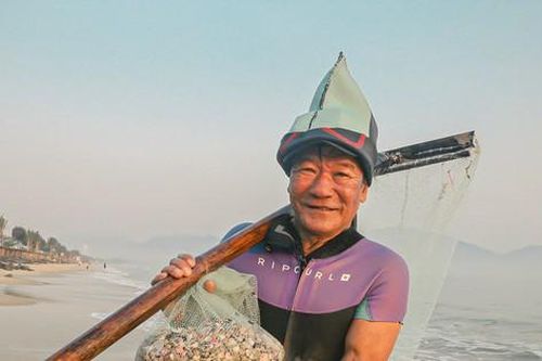 Ngư dân ngâm mình trong nước 8 tiếng săn 'lộc trời', kiếm tiền triệu mỗi ngày