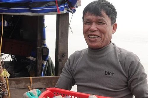 Trúng đậm ngao tím gần bờ, ngư dân phấn khởi hốt tiền triệu