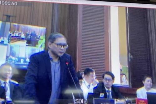 Đại gia Nguyễn Cao Trí được cảnh sát hỗ trợ lên bục khai báo, chủ tọa yêu cầu cung cấp bệnh án