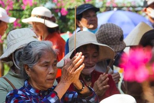 Hàng nghìn người chen chân đi lễ chùa Ông Núi