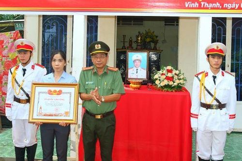 Trao bằng Tổ quốc ghi công tới thân nhân đồng chí công an hi sinh khi bắt cướp