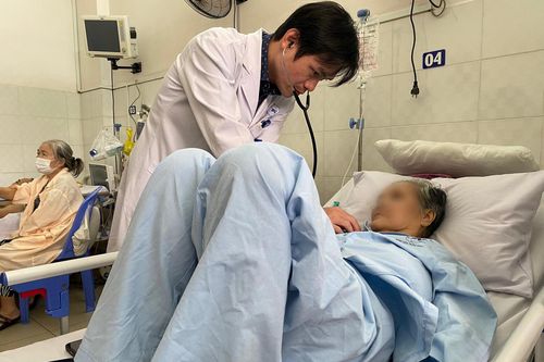 Dùng thuốc tăng cân không rõ nguồn gốc, cô gái suýt đột tử