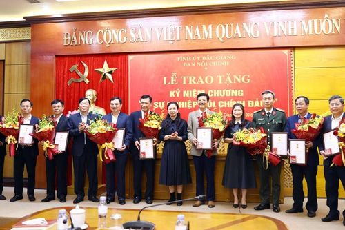 Bắc Giang: Trao tặng 'kỷ niệm chương vì sự nghiệp Nội chính Đảng'