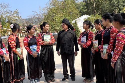 Chuyện người đầu tiên tốt nghiệp THPT nơi biên giới, đi 1 tháng mới tới trường học