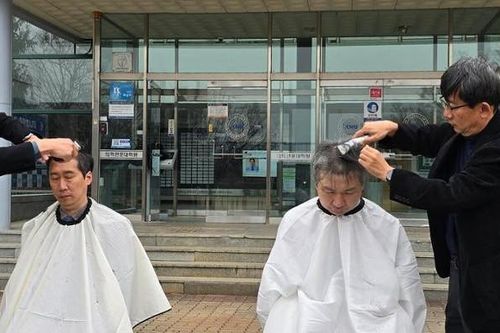 Các giáo sư trường y cạo đầu phản đối tuyển thêm sinh viên ở Hàn Quốc