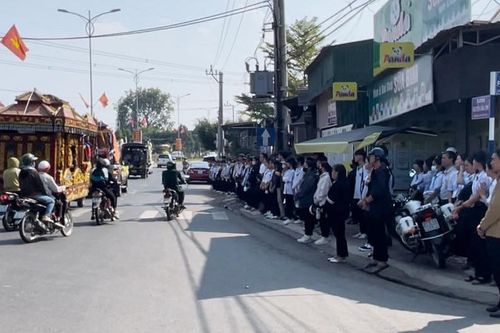 Hàng trăm học sinh, giáo viên tiễn đưa nữ sinh tử nạn trên đường đi làm từ thiện
