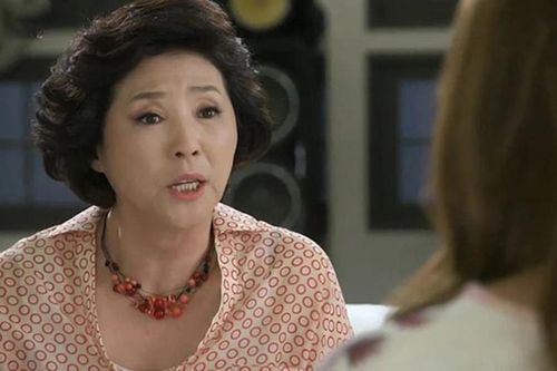 Con dâu ngủ đến 10h sáng mới dậy, mẹ chồng nói một câu 'mừng rơi nước mắt'