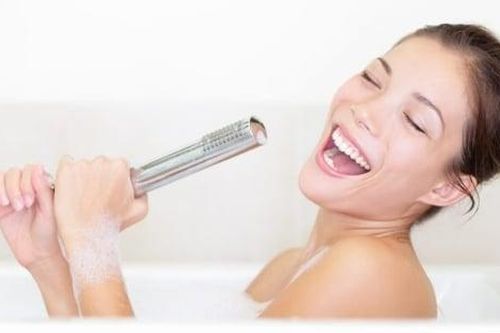 Nhiều người thích hát trong phòng tắm, không ngờ đây là lý do