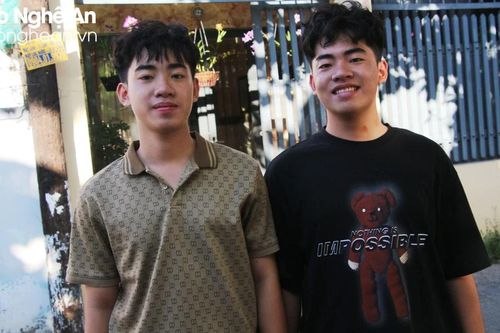 Cặp trai song sinh gốc Nghệ mê màu áo lính