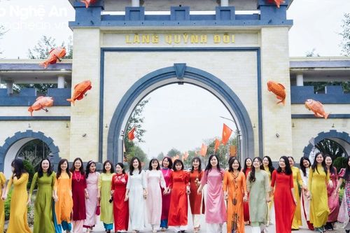 Phụ nữ Nghệ An duyên dáng trong tà áo dài Việt Nam