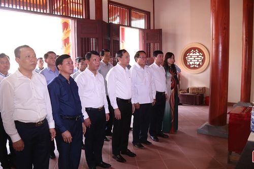 Lãnh đạo Hà Tĩnh dâng hương tưởng niệm các liệt sỹ quân tình nguyện, chuyên gia Việt Nam hy sinh tại Lào