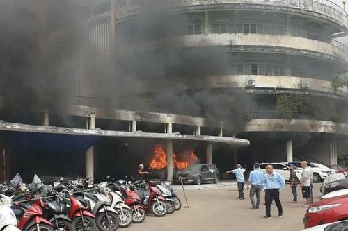 TP Hồ Chí Minh: Kịp thời dập tắt đám cháy tại bãi giữ xe ở quận 10