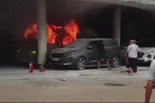 TP Hồ Chí Minh: Cháy xe cấp cứu tại bãi giữ xe trên đường Lê Hồng Phong