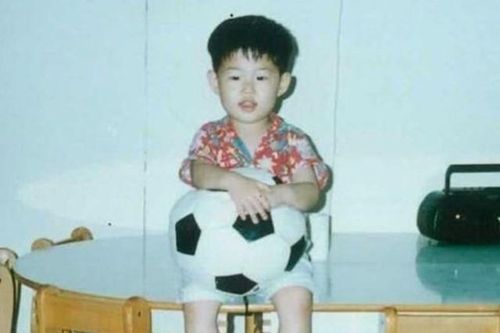 Hot lại loạt ảnh hồi nhỏ của 'oppa' Son Heung-min: 3 tuổi đã ôm kè kè trái bóng, fan hết lời khen vì độ đáng yêu