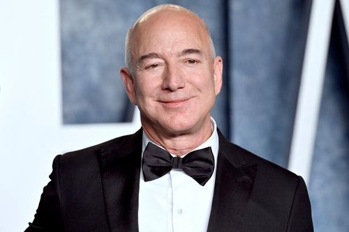 Jeff Bezos giành lại vị trí người giàu nhất hành tinh từ tay đối thủ Elon Musk