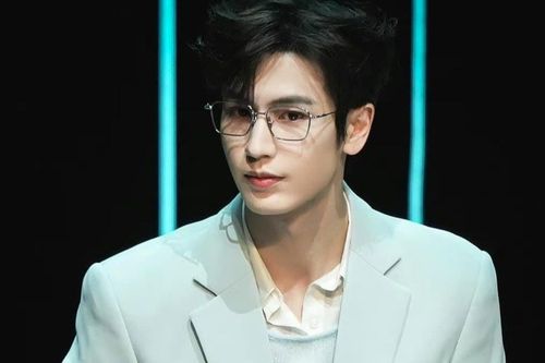 Loạt tạo hình hiện đại đẹp mê mẩn của Trương Lăng Hách trước khi vào vai bác sĩ