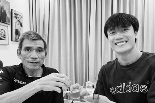 Bùi Tiến Dũng đi chân đất, quỳ gối cúi đầu tiễn cha lần cuối
