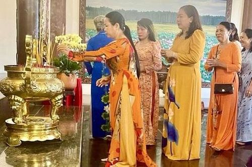 Phụ nữ Đồng Tháp dâng hương, viếng mộ Cụ Phó bảng Nguyễn Sinh Sắc