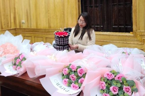Thanh Hóa: Hoa sáp đắt hàng trước thềm 8/3, cửa hàng làm xuyên đêm để 'trả đơn'