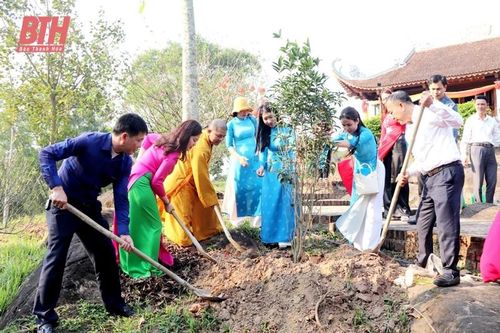 Hội LHPN huyện Quảng Xương phát động trồng cây và các hoạt động kỷ niệm Ngày Quốc tế Phụ nữ 8/3