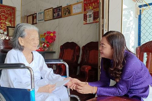 Thăm, tặng quà Mẹ Việt Nam Anh hùng Nguyễn Thị Bảy, nhân Ngày Quốc tế Phụ nữ 8/3