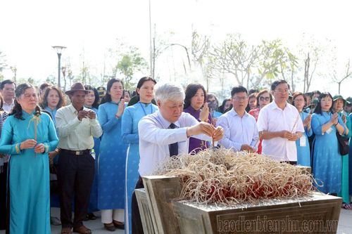 Đoàn đại biểu phụ nữ cả nước hướng về Điện Biên tri ân Anh hùng, liệt sĩ