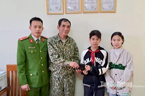 Hai học sinh xã Kháng Nhật nhặt được của rơi, trả lại người mất