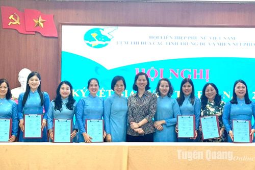 Đoàn công tác của Hội LHPN Tuyên Quang tham gia chuỗi hoạt động 'Phụ nữ cả nước hướng về Điện Biên'