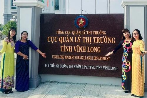 Nữ công chức Cục QLTT Vĩnh Long hưởng ứng Tuần lễ Áo dài 2024