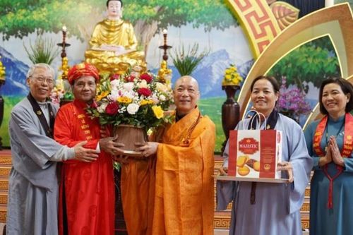 Hà Nội: Chúc thọ cho hơn 1.200 Phật tử cao niên tại chùa Bằng