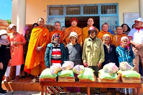 Giáo đoàn VI hệ phái Khất sĩ tặng quà từ thiện tại H.Đơn Dương, Lâm Đồng