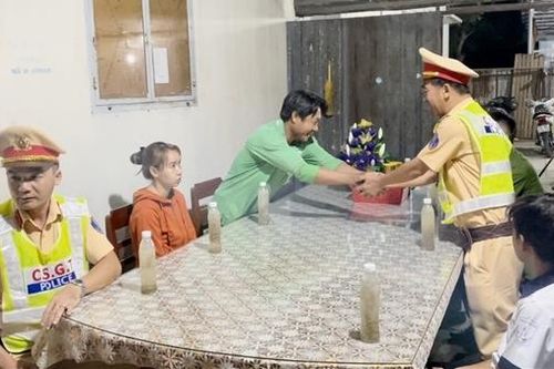 CSGT Công an TP Cần Thơ giúp cháu bé 13 tuổi đi lạc về nhà an toàn