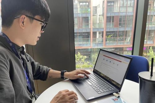 Nhiều tiện ích khi đăng ký online cấp thẻ tạm trú, thị thực cho người nước ngoài