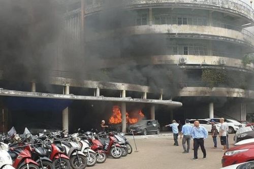 Cháy xe cấp cứu đang đậu trong bãi giữ xe