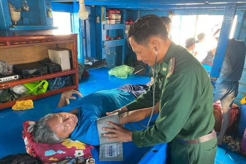 Bốn ngư dân Phú Yên lâm nạn trên biển đã về đất liền