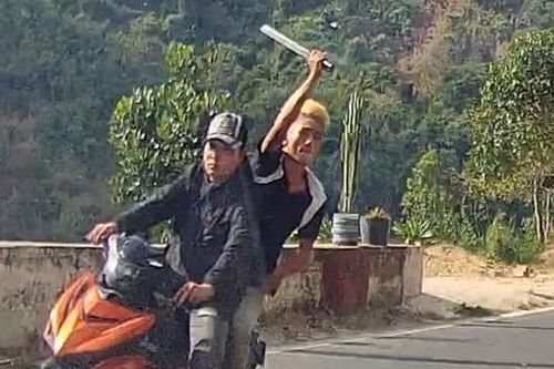 Vung dao chém ô tô đang chạy trên quốc lộ vì muốn... thể hiện với bạn