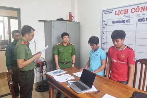 Bắt 2 kẻ dùng súng quân dụng, ná cao su săn bắn động vật quý hiếm ở Quảng Nam