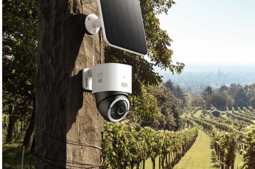 Camera 4K xoay 360 độ, sạc 2 tiếng dùng cả tháng