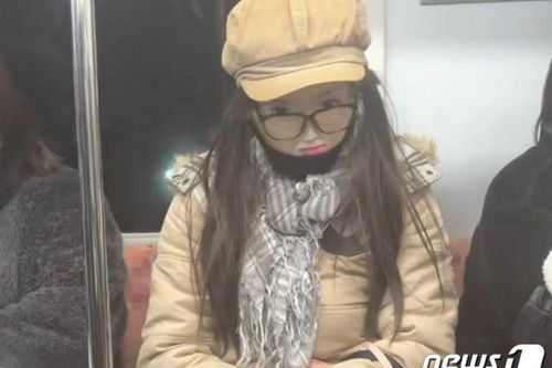 Bức ảnh cô gái ngồi trên tàu điện ngầm: Tưởng bình thường nhưng ẩn chứa bí mật khiến dân tình kinh hãi