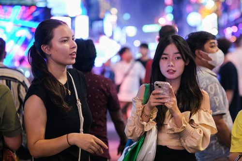 Du khách chán chơi đêm tại Bùi Viện, Nguyễn Huệ