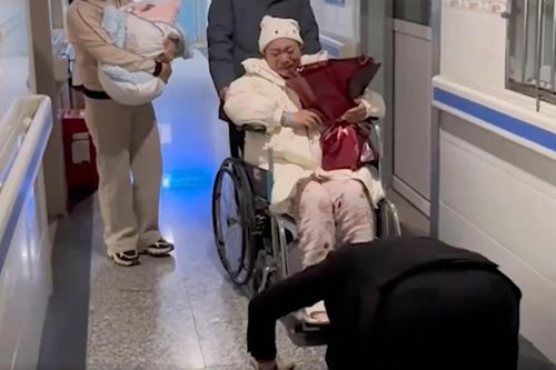 Chồng quỳ lạy, cảm ơn vợ đã 'liều mạng' sinh con trai gây dậy sóng MXH