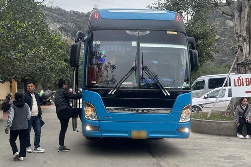 Dân tình đổ xô thuê xe có lái đi du Xuân