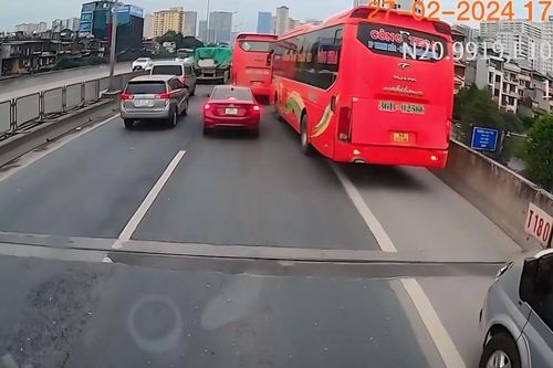 Xe khách đi vào làn khẩn cấp, tạt đầu xe con trên Vành đai 3