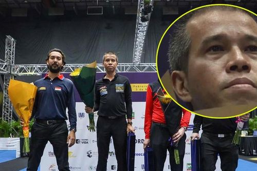Hình ảnh gây bão mạng: Cơ thủ Việt Nam bật khóc khi nghe Quốc ca sau chức vô địch World Cup, được báo nước ngoài khen ngợi