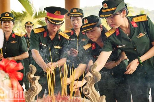 Cục Chính trị Quân khu 9 về nguồn, tặng quà trên địa bàn huyện Hòn Đất